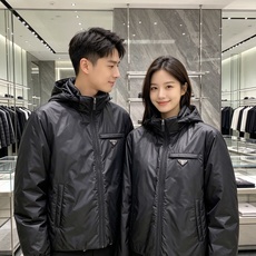 Prada 普拉达 2026秋冬新款|Prada梅西同款轻薄连帽羽绒✨ 95高纯度白鸭绒填充,轻便无臃肿感 三防再生尼龙 Prada 普拉达 2026秋冬新款|Prada梅西同款轻薄连帽羽绒✨ 95高纯度白鸭绒填充,轻便无臃肿感 三防再生尼龙