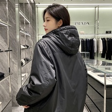 Prada 普拉达 2026秋冬新款|Prada梅西同款轻薄连帽羽绒✨ 95高纯度白鸭绒填充,轻便无臃肿感 三防再生尼龙 Prada 普拉达 2026秋冬新款|Prada梅西同款轻薄连帽羽绒✨ 95高纯度白鸭绒填充,轻便无臃肿感 三防再生尼龙