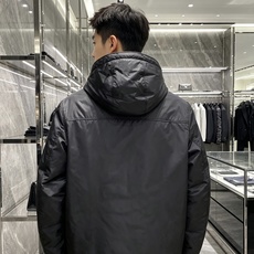 Prada 普拉达 2026秋冬新款|Prada梅西同款轻薄连帽羽绒✨ 95高纯度白鸭绒填充,轻便无臃肿感 三防再生尼龙 Prada 普拉达 2026秋冬新款|Prada梅西同款轻薄连帽羽绒✨ 95高纯度白鸭绒填充,轻便无臃肿感 三防再生尼龙