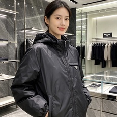 Prada 普拉达 2026秋冬新款|Prada梅西同款轻薄连帽羽绒✨ 95高纯度白鸭绒填充,轻便无臃肿感 三防再生尼龙 Prada 普拉达 2026秋冬新款|Prada梅西同款轻薄连帽羽绒✨ 95高纯度白鸭绒填充,轻便无臃肿感 三防再生尼龙