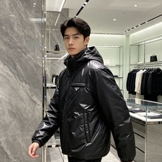 Prada 普拉达 2026秋冬新款|Prada梅西同款轻薄连帽羽绒✨ 95高纯度白鸭绒填充,轻便无臃肿感 三防再生尼龙 Prada 普拉达 2026秋冬新款|Prada梅西同款轻薄连帽羽绒✨ 95高纯度白鸭绒填充,轻便无臃肿感 三防再生尼龙