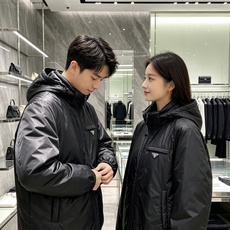Prada 普拉达 2026秋冬新款|Prada梅西同款轻薄连帽羽绒✨ 95高纯度白鸭绒填充,轻便无臃肿感 三防再生尼龙 Prada 普拉达 2026秋冬新款|Prada梅西同款轻薄连帽羽绒✨ 95高纯度白鸭绒填充,轻便无臃肿感 三防再生尼龙