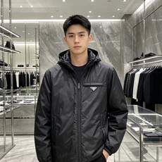 Prada 普拉达 2026秋冬新款|Prada梅西同款轻薄连帽羽绒✨ 95高纯度白鸭绒填充,轻便无臃肿感 三防再生尼龙 Prada 普拉达 2026秋冬新款|Prada梅西同款轻薄连帽羽绒✨ 95高纯度白鸭绒填充,轻便无臃肿感 三防再生尼龙