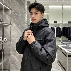 Prada 普拉达 2026秋冬新款|Prada梅西同款轻薄连帽羽绒✨ 95高纯度白鸭绒填充,轻便无臃肿感 三防再生尼龙 Prada 普拉达 2026秋冬新款|Prada梅西同款轻薄连帽羽绒✨ 95高纯度白鸭绒填充,轻便无臃肿感 三防再生尼龙