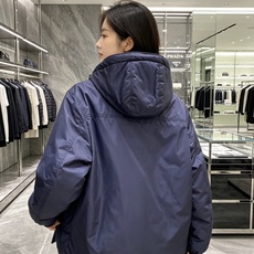 Prada 普拉达 2026秋冬新款|Prada梅西同款轻薄连帽羽绒✨ 95高纯度白鸭绒填充,轻便无臃肿感 三防再生尼龙 Prada 普拉达 2026秋冬新款|Prada梅西同款轻薄连帽羽绒✨ 95高纯度白鸭绒填充,轻便无臃肿感 三防再生尼龙
