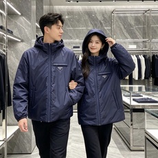 Prada 普拉达 2026秋冬新款|Prada梅西同款轻薄连帽羽绒✨ 95高纯度白鸭绒填充,轻便无臃肿感 三防再生尼龙 Prada 普拉达 2026秋冬新款|Prada梅西同款轻薄连帽羽绒✨ 95高纯度白鸭绒填充,轻便无臃肿感 三防再生尼龙