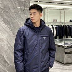 Prada 普拉达 2026秋冬新款|Prada梅西同款轻薄连帽羽绒✨ 95高纯度白鸭绒填充,轻便无臃肿感 三防再生尼龙 Prada 普拉达 2026秋冬新款|Prada梅西同款轻薄连帽羽绒✨ 95高纯度白鸭绒填充,轻便无臃肿感 三防再生尼龙
