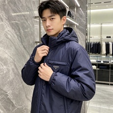 Prada 普拉达 2026秋冬新款|Prada梅西同款轻薄连帽羽绒✨ 95高纯度白鸭绒填充,轻便无臃肿感 三防再生尼龙 Prada 普拉达 2026秋冬新款|Prada梅西同款轻薄连帽羽绒✨ 95高纯度白鸭绒填充,轻便无臃肿感 三防再生尼龙