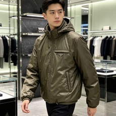 Prada 普拉达 2026秋冬新款|Prada梅西同款轻薄连帽羽绒✨ 95高纯度白鸭绒填充,轻便无臃肿感 三防再生尼龙 Prada 普拉达 2026秋冬新款|Prada梅西同款轻薄连帽羽绒✨ 95高纯度白鸭绒填充,轻便无臃肿感 三防再生尼龙