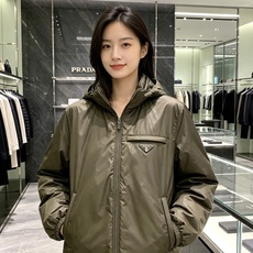 Prada 普拉达 2026秋冬新款|Prada梅西同款轻薄连帽羽绒✨ 95高纯度白鸭绒填充,轻便无臃肿感 三防再生尼龙 Prada 普拉达 2026秋冬新款|Prada梅西同款轻薄连帽羽绒✨ 95高纯度白鸭绒填充,轻便无臃肿感 三防再生尼龙