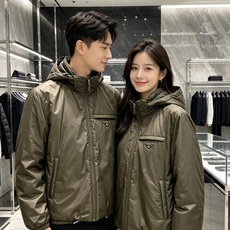 Prada 普拉达 2026秋冬新款|Prada梅西同款轻薄连帽羽绒✨ 95高纯度白鸭绒填充,轻便无臃肿感 三防再生尼龙 Prada 普拉达 2026秋冬新款|Prada梅西同款轻薄连帽羽绒✨ 95高纯度白鸭绒填充,轻便无臃肿感 三防再生尼龙