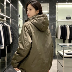 Prada 普拉达 2026秋冬新款|Prada梅西同款轻薄连帽羽绒✨ 95高纯度白鸭绒填充,轻便无臃肿感 三防再生尼龙 Prada 普拉达 2026秋冬新款|Prada梅西同款轻薄连帽羽绒✨ 95高纯度白鸭绒填充,轻便无臃肿感 三防再生尼龙