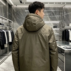 Prada 普拉达 2026秋冬新款|Prada梅西同款轻薄连帽羽绒✨ 95高纯度白鸭绒填充,轻便无臃肿感 三防再生尼龙 Prada 普拉达 2026秋冬新款|Prada梅西同款轻薄连帽羽绒✨ 95高纯度白鸭绒填充,轻便无臃肿感 三防再生尼龙