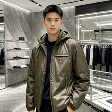 Prada 普拉达 2026秋冬新款|Prada梅西同款轻薄连帽羽绒✨ 95高纯度白鸭绒填充,轻便无臃肿感 三防再生尼龙 Prada 普拉达 2026秋冬新款|Prada梅西同款轻薄连帽羽绒✨ 95高纯度白鸭绒填充,轻便无臃肿感 三防再生尼龙