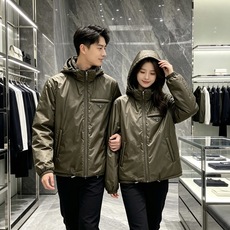 Prada 普拉达 2026秋冬新款|Prada梅西同款轻薄连帽羽绒✨ 95高纯度白鸭绒填充,轻便无臃肿感 三防再生尼龙 Prada 普拉达 2026秋冬新款|Prada梅西同款轻薄连帽羽绒✨ 95高纯度白鸭绒填充,轻便无臃肿感 三防再生尼龙