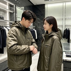Prada 普拉达 2026秋冬新款|Prada梅西同款轻薄连帽羽绒✨ 95高纯度白鸭绒填充,轻便无臃肿感 三防再生尼龙 Prada 普拉达 2026秋冬新款|Prada梅西同款轻薄连帽羽绒✨ 95高纯度白鸭绒填充,轻便无臃肿感 三防再生尼龙