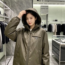 Prada 普拉达 2026秋冬新款|Prada梅西同款轻薄连帽羽绒✨ 95高纯度白鸭绒填充,轻便无臃肿感 三防再生尼龙 Prada 普拉达 2026秋冬新款|Prada梅西同款轻薄连帽羽绒✨ 95高纯度白鸭绒填充,轻便无臃肿感 三防再生尼龙