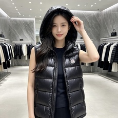 Moncler 蒙口2026秋冬新款连帽羽绒马甲 甄选90新国标白鸭绒,蓬松轻盈保暖 配套原版定制五金拉链,细节还原到位 Moncler 蒙口2026秋冬新款连帽羽绒马甲 甄选90新国标白鸭绒,蓬松轻盈保暖 配套原版定制五金拉链,细节还原到位