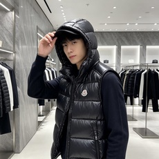 Moncler 蒙口2026秋冬新款连帽羽绒马甲 甄选90新国标白鸭绒,蓬松轻盈保暖 配套原版定制五金拉链,细节还原到位 Moncler 蒙口2026秋冬新款连帽羽绒马甲 甄选90新国标白鸭绒,蓬松轻盈保暖 配套原版定制五金拉链,细节还原到位