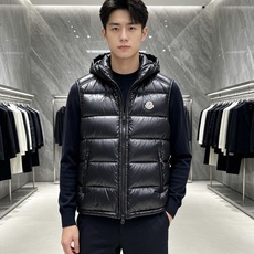 Moncler 蒙口2026秋冬新款连帽羽绒马甲 甄选90新国标白鸭绒,蓬松轻盈保暖 配套原版定制五金拉链,细节还原到位 Moncler 蒙口2026秋冬新款连帽羽绒马甲 甄选90新国标白鸭绒,蓬松轻盈保暖 配套原版定制五金拉链,细节还原到位
