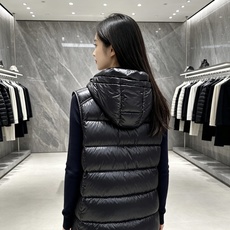 Moncler 蒙口2026秋冬新款连帽羽绒马甲 甄选90新国标白鸭绒,蓬松轻盈保暖 配套原版定制五金拉链,细节还原到位 Moncler 蒙口2026秋冬新款连帽羽绒马甲 甄选90新国标白鸭绒,蓬松轻盈保暖 配套原版定制五金拉链,细节还原到位