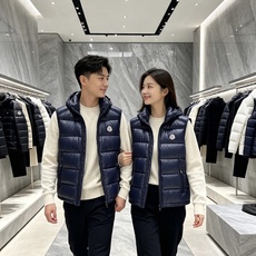 Moncler 蒙口2026秋冬新款连帽羽绒马甲 甄选90新国标白鸭绒,蓬松轻盈保暖 配套原版定制五金拉链,细节还原到位 Moncler 蒙口2026秋冬新款连帽羽绒马甲 甄选90新国标白鸭绒,蓬松轻盈保暖 配套原版定制五金拉链,细节还原到位
