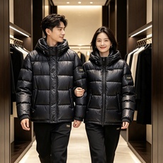 FENDI|芬迪 2026秋冬黑色短款羽绒服 高含量95白鸭绒填充,蓬松保暖不压身 横条方格充绒工艺,均匀锁绒不易结块 FENDI|芬迪 2026秋冬黑色短款羽绒服 高含量95白鸭绒填充,蓬松保暖不压身 横条方格充绒工艺,均匀锁绒不易结块
