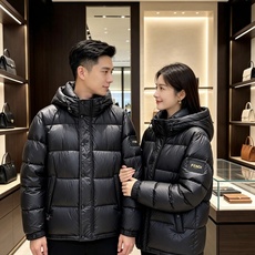 FENDI|芬迪 2026秋冬黑色短款羽绒服 高含量95白鸭绒填充,蓬松保暖不压身 横条方格充绒工艺,均匀锁绒不易结块 FENDI|芬迪 2026秋冬黑色短款羽绒服 高含量95白鸭绒填充,蓬松保暖不压身 横条方格充绒工艺,均匀锁绒不易结块