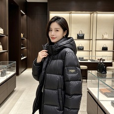 FENDI|芬迪 2026秋冬黑色短款羽绒服 高含量95白鸭绒填充,蓬松保暖不压身 横条方格充绒工艺,均匀锁绒不易结块 FENDI|芬迪 2026秋冬黑色短款羽绒服 高含量95白鸭绒填充,蓬松保暖不压身 横条方格充绒工艺,均匀锁绒不易结块
