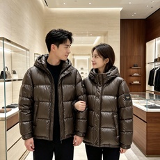 FENDI|芬迪 2026秋冬短款羽绒上新 甄选95白鸭绒,蓬松度优秀,锁温防寒 经典方格充绒,防止羽绒移位 亮面质感面 FENDI|芬迪 2026秋冬短款羽绒上新 甄选95白鸭绒,蓬松度优秀,锁温防寒 经典方格充绒,防止羽绒移位 亮面质感面