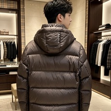 Burberry 巴宝莉 2026秋冬连帽短款羽绒服 甄选90新国标白鸭绒,蓬松度优秀,御寒轻盈 横格充绒工艺,均匀锁绒 Burberry 巴宝莉 2026秋冬连帽短款羽绒服 甄选90新国标白鸭绒,蓬松度优秀,御寒轻盈 横格充绒工艺,均匀锁绒