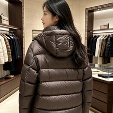 Burberry 巴宝莉 2026秋冬连帽短款羽绒服 甄选90新国标白鸭绒,蓬松度优秀,御寒轻盈 横格充绒工艺,均匀锁绒 Burberry 巴宝莉 2026秋冬连帽短款羽绒服 甄选90新国标白鸭绒,蓬松度优秀,御寒轻盈 横格充绒工艺,均匀锁绒