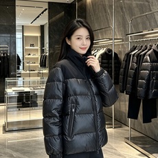Moncler 蒙口 2026秋冬立领拼接羽绒服 甄选90新国标白鸭绒,充绒饱满,御寒不臃肿 哑光面料搭配亮面羽绒料撞色 Moncler 蒙口 2026秋冬立领拼接羽绒服 甄选90新国标白鸭绒,充绒饱满,御寒不臃肿 哑光面料搭配亮面羽绒料撞色