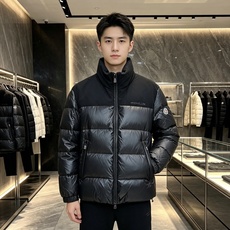 Moncler 蒙口 2026秋冬立领拼接羽绒服 甄选90新国标白鸭绒,充绒饱满,御寒不臃肿 哑光面料搭配亮面羽绒料撞色 Moncler 蒙口 2026秋冬立领拼接羽绒服 甄选90新国标白鸭绒,充绒饱满,御寒不臃肿 哑光面料搭配亮面羽绒料撞色