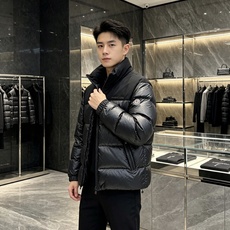Moncler 蒙口 2026秋冬立领拼接羽绒服 甄选90新国标白鸭绒,充绒饱满,御寒不臃肿 哑光面料搭配亮面羽绒料撞色 Moncler 蒙口 2026秋冬立领拼接羽绒服 甄选90新国标白鸭绒,充绒饱满,御寒不臃肿 哑光面料搭配亮面羽绒料撞色