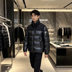 Moncler 蒙口 2026秋冬立领拼接羽绒服 甄选90新国标白鸭绒,充绒饱满,御寒不臃肿 哑光面料搭配亮面羽绒料撞色 Moncler 蒙口 2026秋冬立领拼接羽绒服 甄选90新国标白鸭绒,充绒饱满,御寒不臃肿 哑光面料搭配亮面羽绒料撞色
