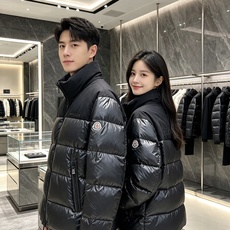 Moncler 蒙口 2026秋冬立领拼接羽绒服 甄选90新国标白鸭绒,充绒饱满,御寒不臃肿 哑光面料搭配亮面羽绒料撞色 Moncler 蒙口 2026秋冬立领拼接羽绒服 甄选90新国标白鸭绒,充绒饱满,御寒不臃肿 哑光面料搭配亮面羽绒料撞色