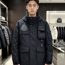 Moncler 蒙口2026秋冬新款羽绒服 重磅防风工装面料,挺括有型不易褶皱 丰富立体多口袋,兼具美观与实用性 胸前标 Moncler 蒙口2026秋冬新款羽绒服 重磅防风工装面料,挺括有型不易褶皱 丰富立体多口袋,兼具美观与实用性 胸前标