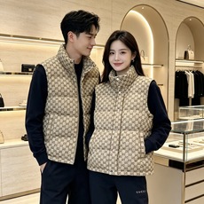Gucci|古驰 2026秋冬新款立领羽绒马甲 甄选90新国标白鸭绒,蓬松防寒不臃肿 经典GG老花满印花面料,辨识度拉满 Gucci|古驰 2026秋冬新款立领羽绒马甲 甄选90新国标白鸭绒,蓬松防寒不臃肿 经典GG老花满印花面料,辨识度拉满