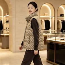 Gucci|古驰 2026秋冬新款立领羽绒马甲 甄选90新国标白鸭绒,蓬松防寒不臃肿 经典GG老花满印花面料,辨识度拉满 Gucci|古驰 2026秋冬新款立领羽绒马甲 甄选90新国标白鸭绒,蓬松防寒不臃肿 经典GG老花满印花面料,辨识度拉满