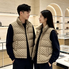 Gucci|古驰 2026秋冬新款立领羽绒马甲 甄选90新国标白鸭绒,蓬松防寒不臃肿 经典GG老花满印花面料,辨识度拉满 Gucci|古驰 2026秋冬新款立领羽绒马甲 甄选90新国标白鸭绒,蓬松防寒不臃肿 经典GG老花满印花面料,辨识度拉满