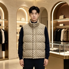 Gucci|古驰 2026秋冬新款立领羽绒马甲 甄选90新国标白鸭绒,蓬松防寒不臃肿 经典GG老花满印花面料,辨识度拉满 Gucci|古驰 2026秋冬新款立领羽绒马甲 甄选90新国标白鸭绒,蓬松防寒不臃肿 经典GG老花满印花面料,辨识度拉满