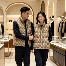 Gucci|古驰 2026秋冬新款立领羽绒马甲 甄选90新国标白鸭绒,蓬松防寒不臃肿 经典GG老花满印花面料,辨识度拉满 Gucci|古驰 2026秋冬新款立领羽绒马甲 甄选90新国标白鸭绒,蓬松防寒不臃肿 经典GG老花满印花面料,辨识度拉满