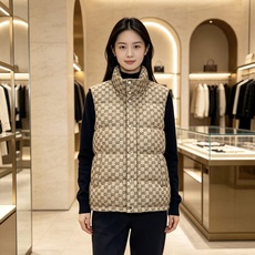 Gucci|古驰 2026秋冬新款立领羽绒马甲 甄选90新国标白鸭绒,蓬松防寒不臃肿 经典GG老花满印花面料,辨识度拉满 Gucci|古驰 2026秋冬新款立领羽绒马甲 甄选90新国标白鸭绒,蓬松防寒不臃肿 经典GG老花满印花面料,辨识度拉满