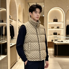 Gucci|古驰 2026秋冬新款立领羽绒马甲 甄选90新国标白鸭绒,蓬松防寒不臃肿 经典GG老花满印花面料,辨识度拉满 Gucci|古驰 2026秋冬新款立领羽绒马甲 甄选90新国标白鸭绒,蓬松防寒不臃肿 经典GG老花满印花面料,辨识度拉满