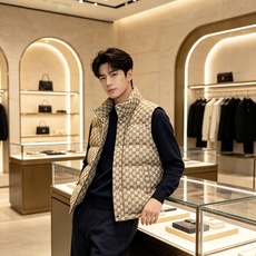 Gucci|古驰 2026秋冬新款立领羽绒马甲 甄选90新国标白鸭绒,蓬松防寒不臃肿 经典GG老花满印花面料,辨识度拉满 Gucci|古驰 2026秋冬新款立领羽绒马甲 甄选90新国标白鸭绒,蓬松防寒不臃肿 经典GG老花满印花面料,辨识度拉满