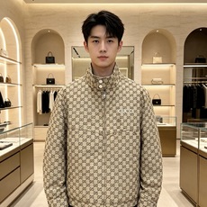 Gucci|古驰 2026秋冬新款立领羽绒服 经典GG老花满印面料,胸前精致品牌刺绣 配套原版定制五金,做工细节到位 立 Gucci|古驰 2026秋冬新款立领羽绒服 经典GG老花满印面料,胸前精致品牌刺绣 配套原版定制五金,做工细节到位 立
