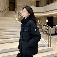 Moncler 蒙口 2026秋冬新款灯芯绒立领羽绒服,90新国标白鸭绒 全套原版定制五金,纽扣、袖标细节高度还原 复古 Moncler 蒙口 2026秋冬新款灯芯绒立领羽绒服,90新国标白鸭绒 全套原版定制五金,纽扣、袖标细节高度还原 复古