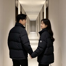 Moncler 蒙口 2026秋冬新款灯芯绒立领羽绒服,90新国标白鸭绒 全套原版定制五金,纽扣、袖标细节高度还原 复古 Moncler 蒙口 2026秋冬新款灯芯绒立领羽绒服,90新国标白鸭绒 全套原版定制五金,纽扣、袖标细节高度还原 复古
