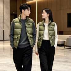 Prada 普拉达2026秋冬专柜同步新品发布,最新工装羽绒马甲出货,原版购入,无论面料及辅料,全部做到了1:1完美复刻 Prada 普拉达2026秋冬专柜同步新品发布,最新工装羽绒马甲出货,原版购入,无论面料及辅料,全部做到了1:1完美复刻